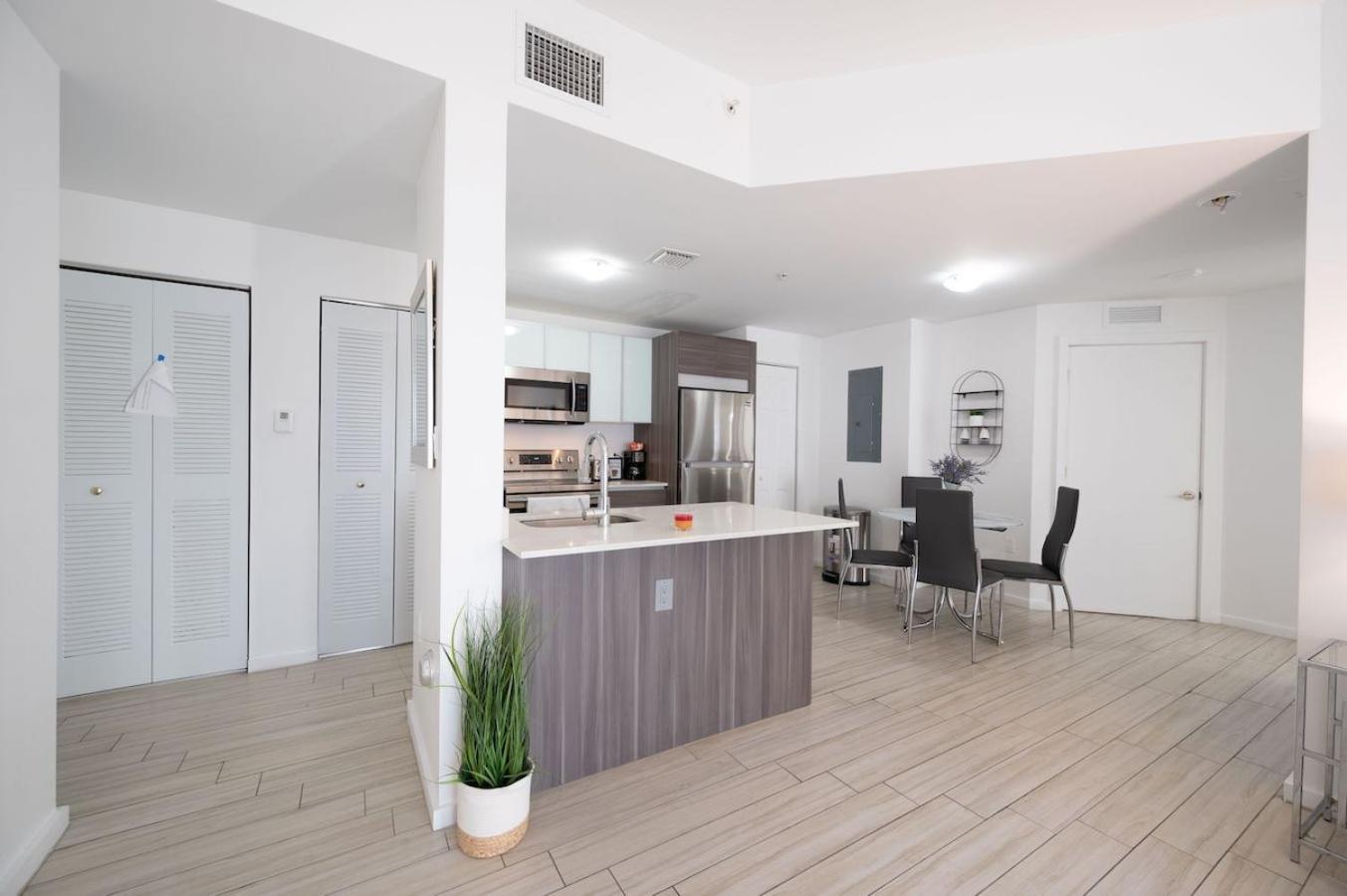 Subtle 2 Bed In Edgewater Downtown With Free Parking Apartment Miami Bagian luar foto