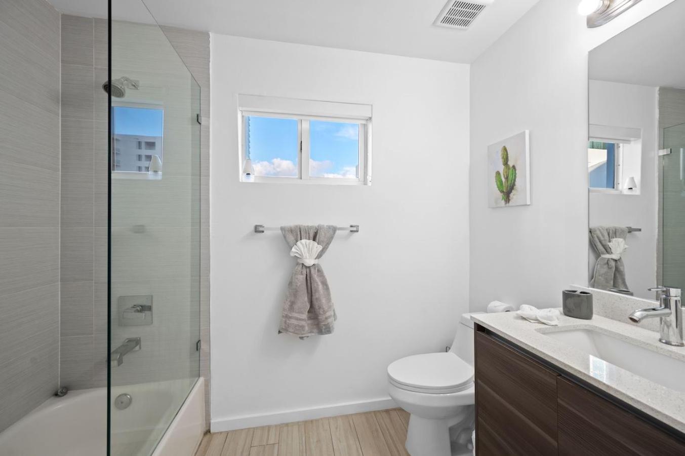 Subtle 2 Bed In Edgewater Downtown With Free Parking Apartment Miami Bagian luar foto